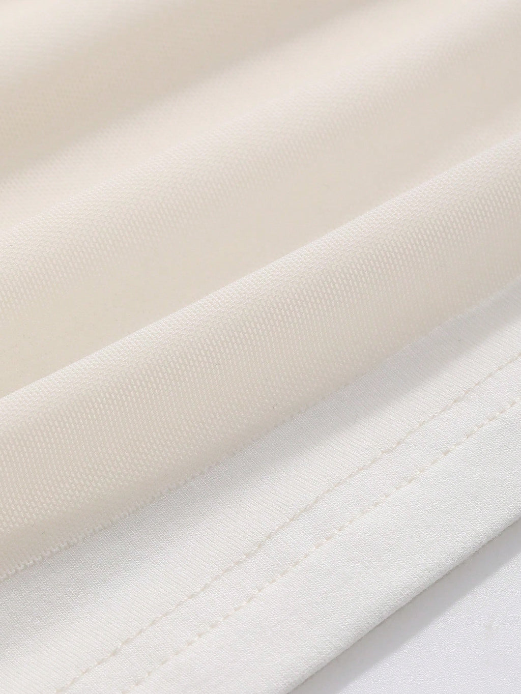 Vestido com Ombros à Mostra, Franzido Lateral, Sobreposição de Tule