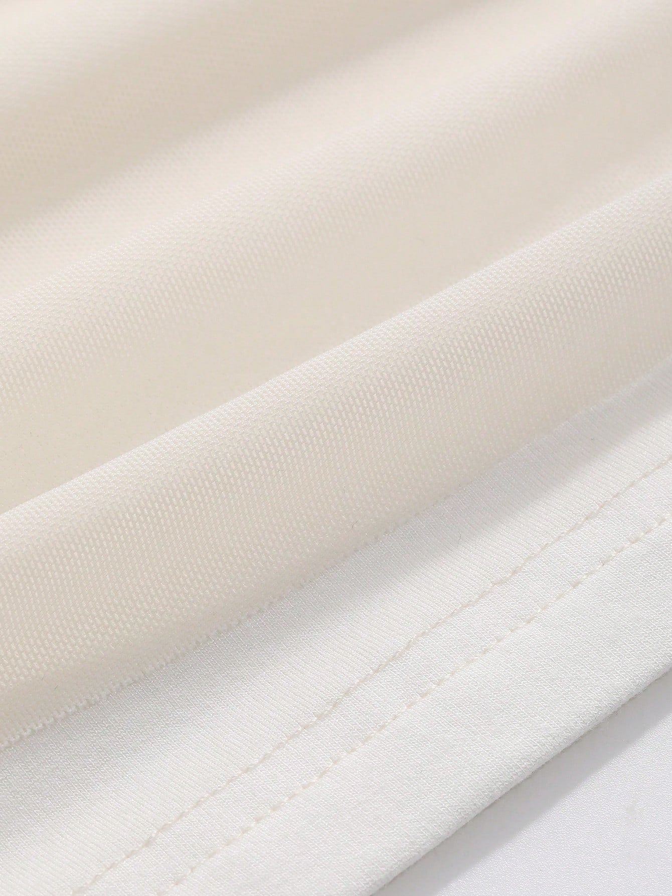 Vestido com Ombros à Mostra, Franzido Lateral, Sobreposição de Tule