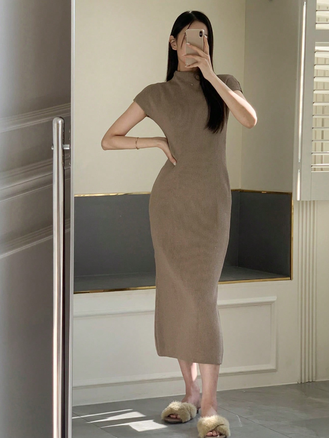 Vestido Midi Justo de Gola Alta sem Mangas em Tricô