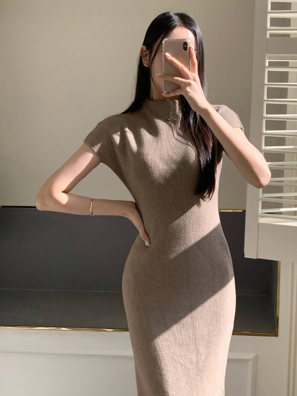 Vestido Midi Justo de Gola Alta sem Mangas em Tricô