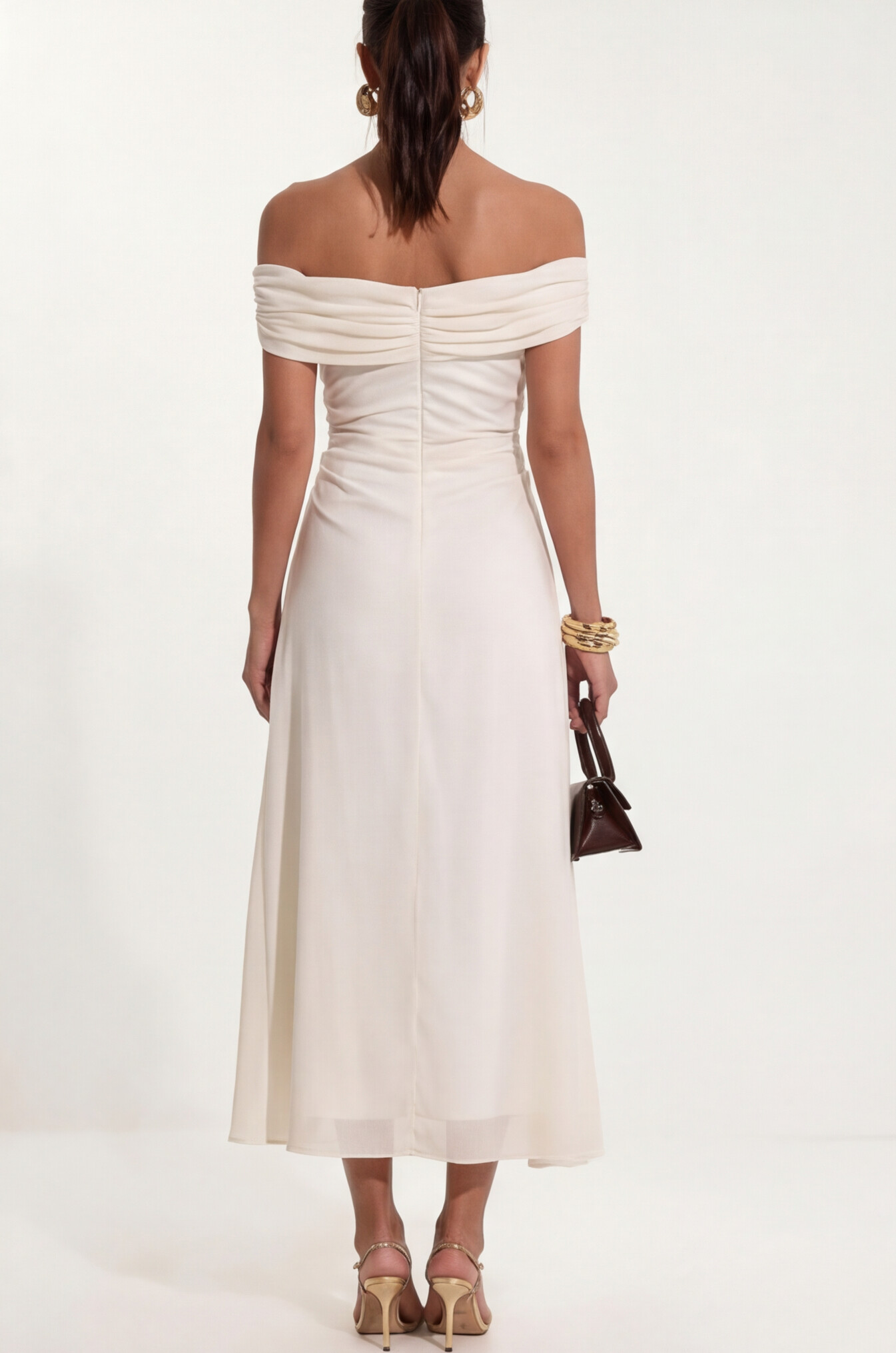 Vestido com Ombros à Mostra, Franzido Lateral, Sobreposição de Tule