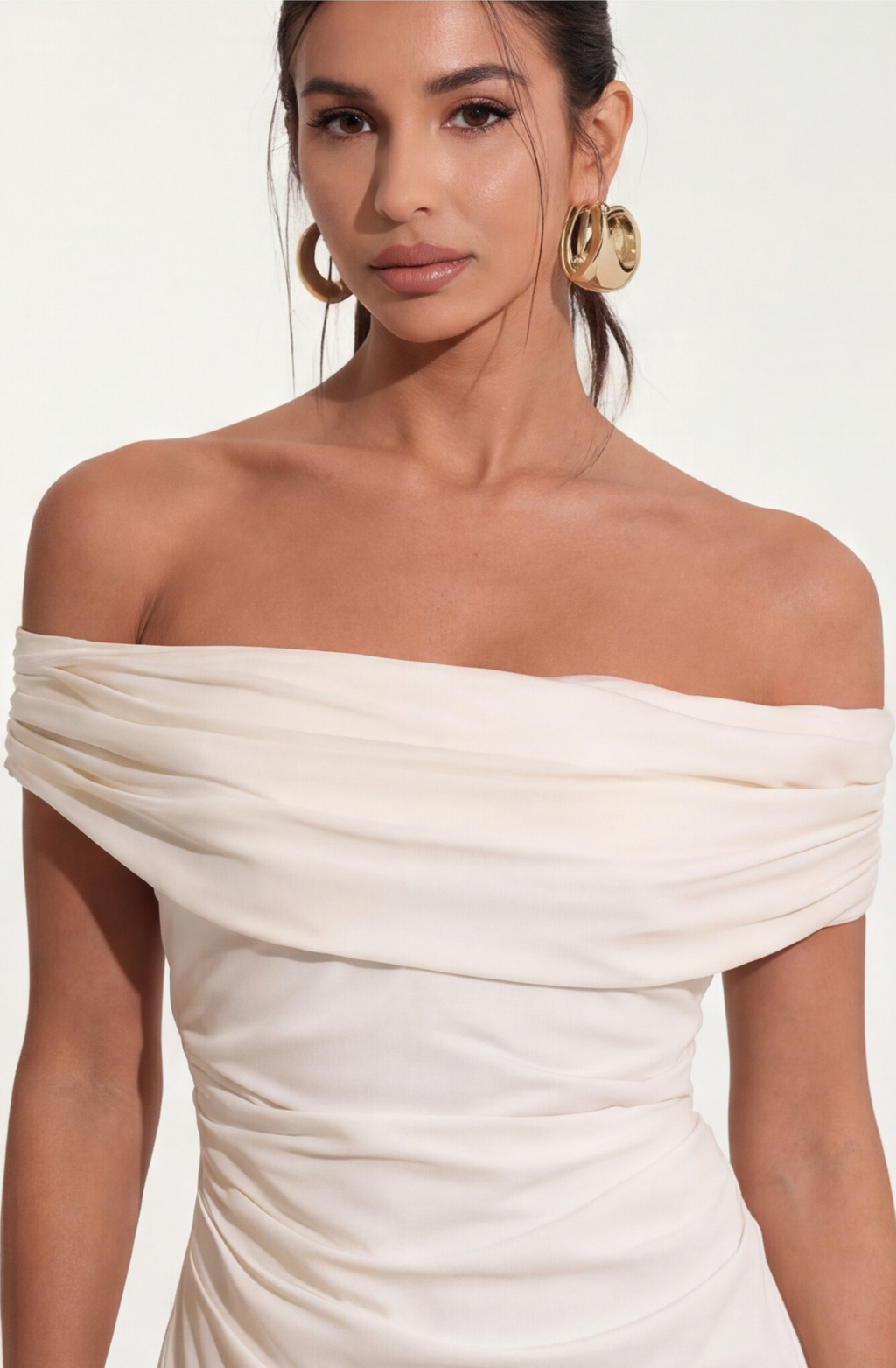 Vestido com Ombros à Mostra, Franzido Lateral, Sobreposição de Tule