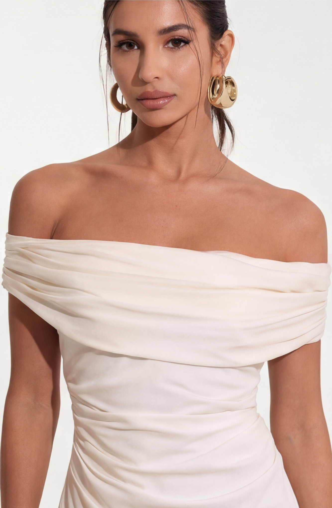 Vestido com Ombros à Mostra, Franzido Lateral, Sobreposição de Tule